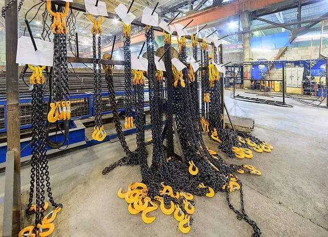 Anschlagketten und Lastketten vor der Magnetrissprüfung nach DIN EN ISO 9934